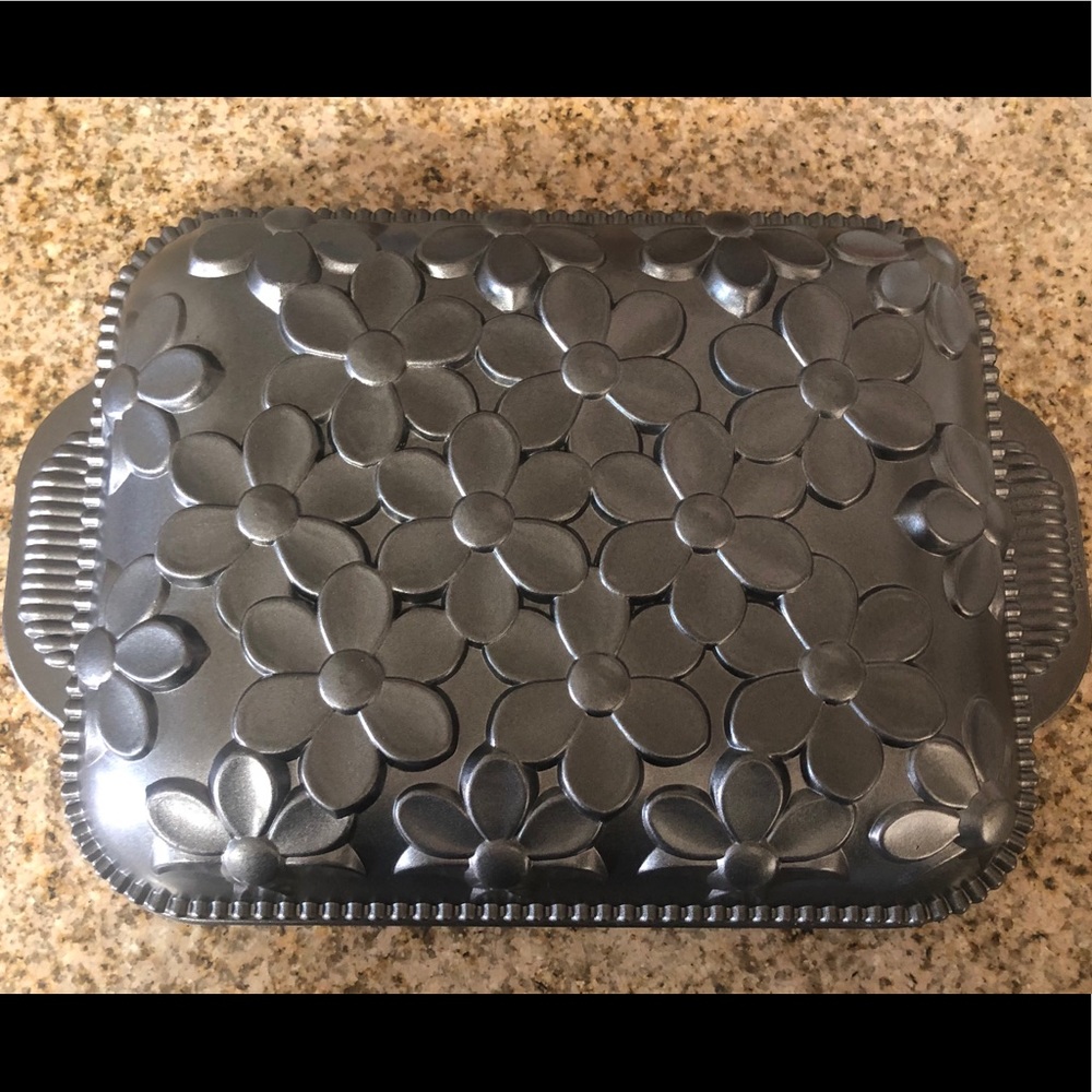 Daisy Nordic ware cake pan